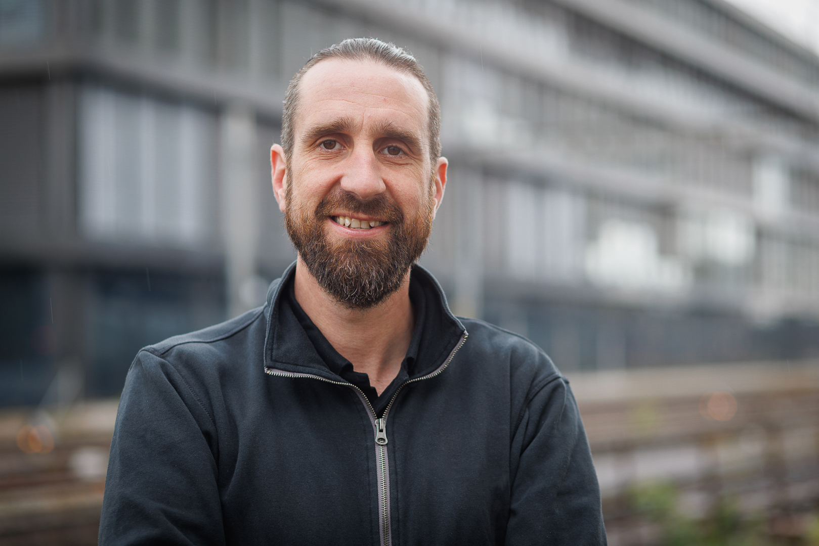 Portrait Tobias Blaettler Kurslokal Aarefahrschule Solothurn