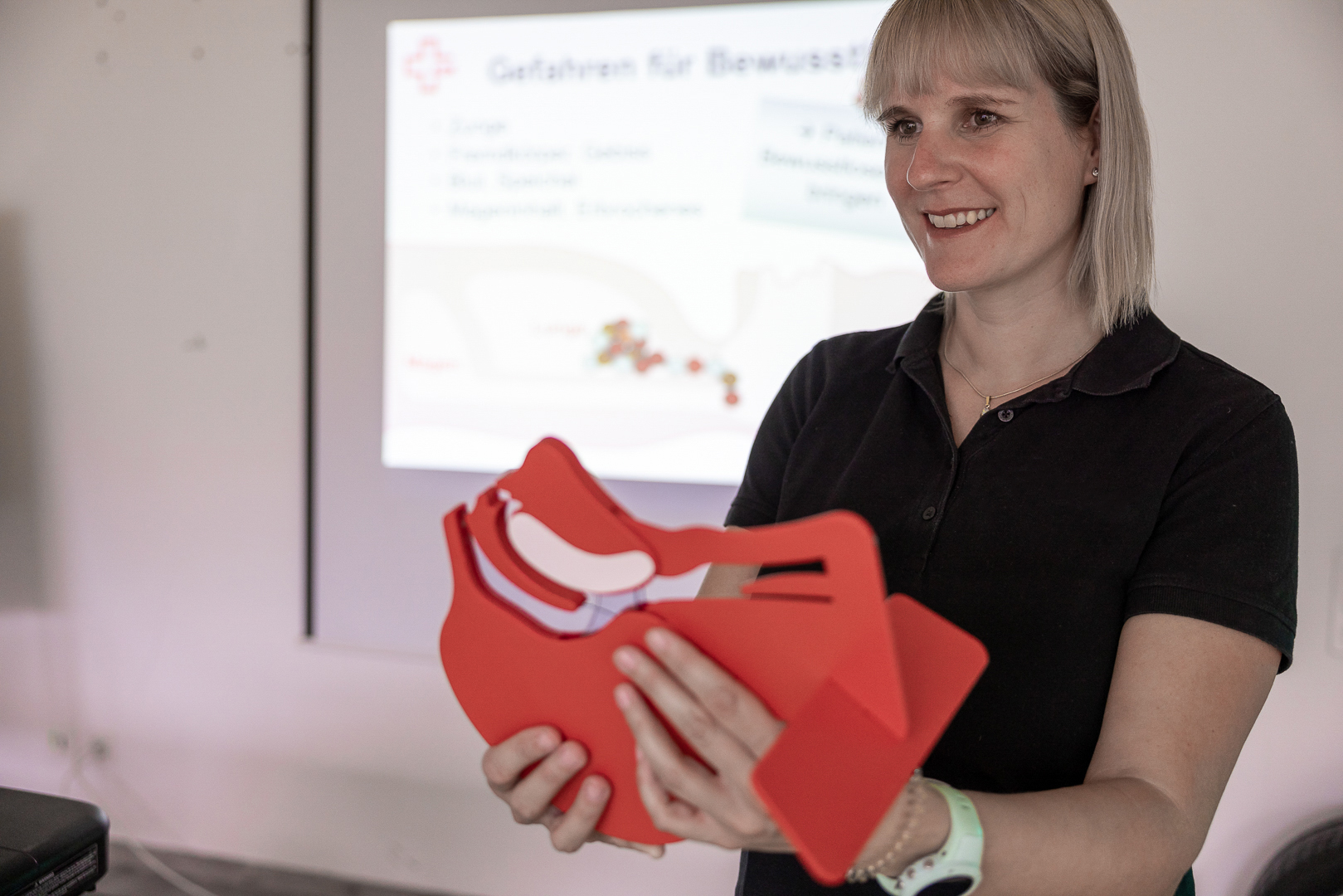 Rettungssanitaeterin Alexandra Blaettler Demonstration Aarefahrschule Solothurn